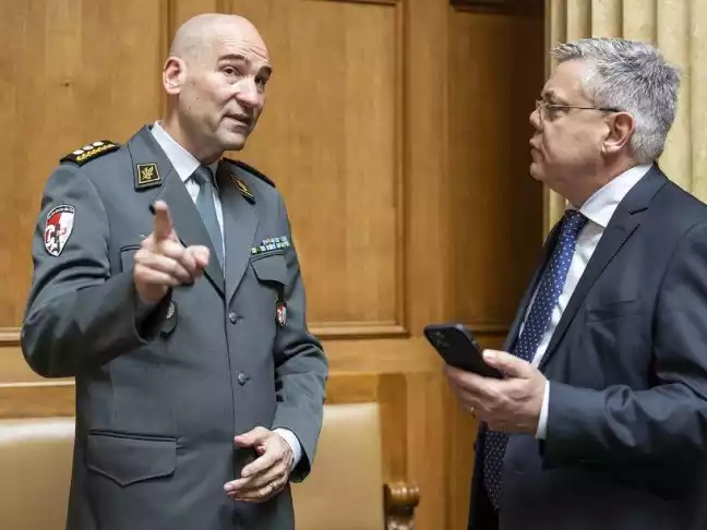 Le chef de l'armée, Thomas Süssli (g.) discute avec les parlementaires. © KEYSTONE / ALESSANDRO DELLA VALLE