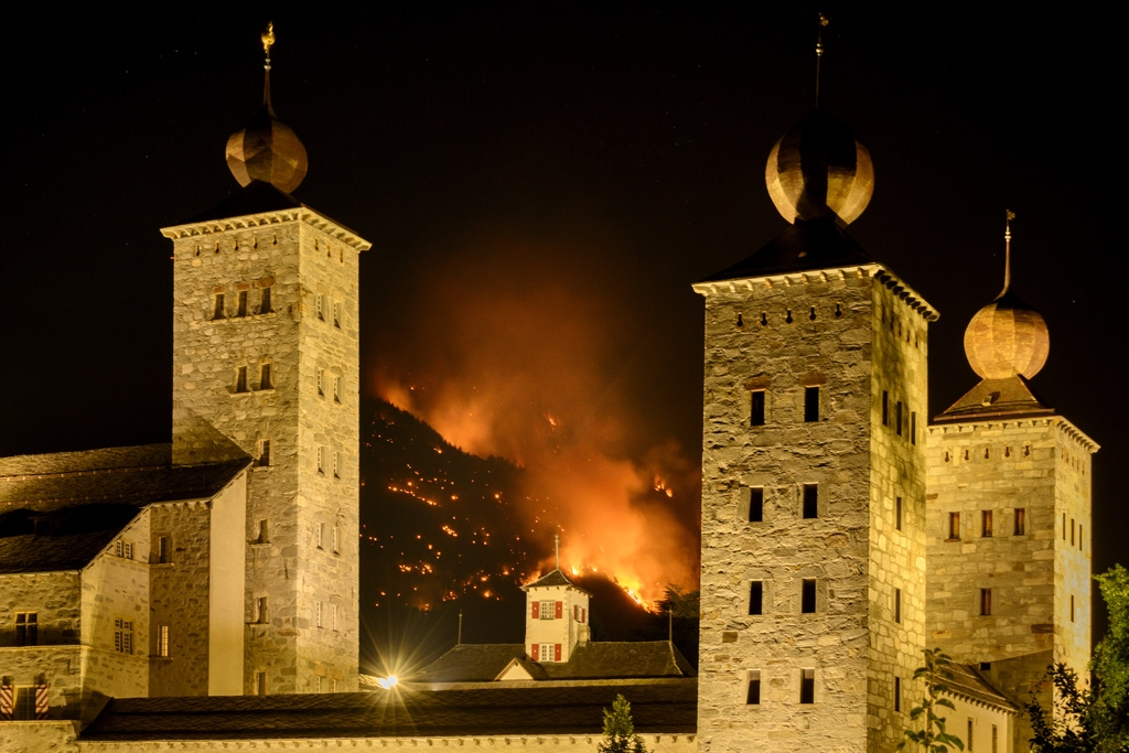 Les flammes étaient visibles depuis le château Stockalper, à Brigue. KEYSTONE/Jean-Christophe Bott