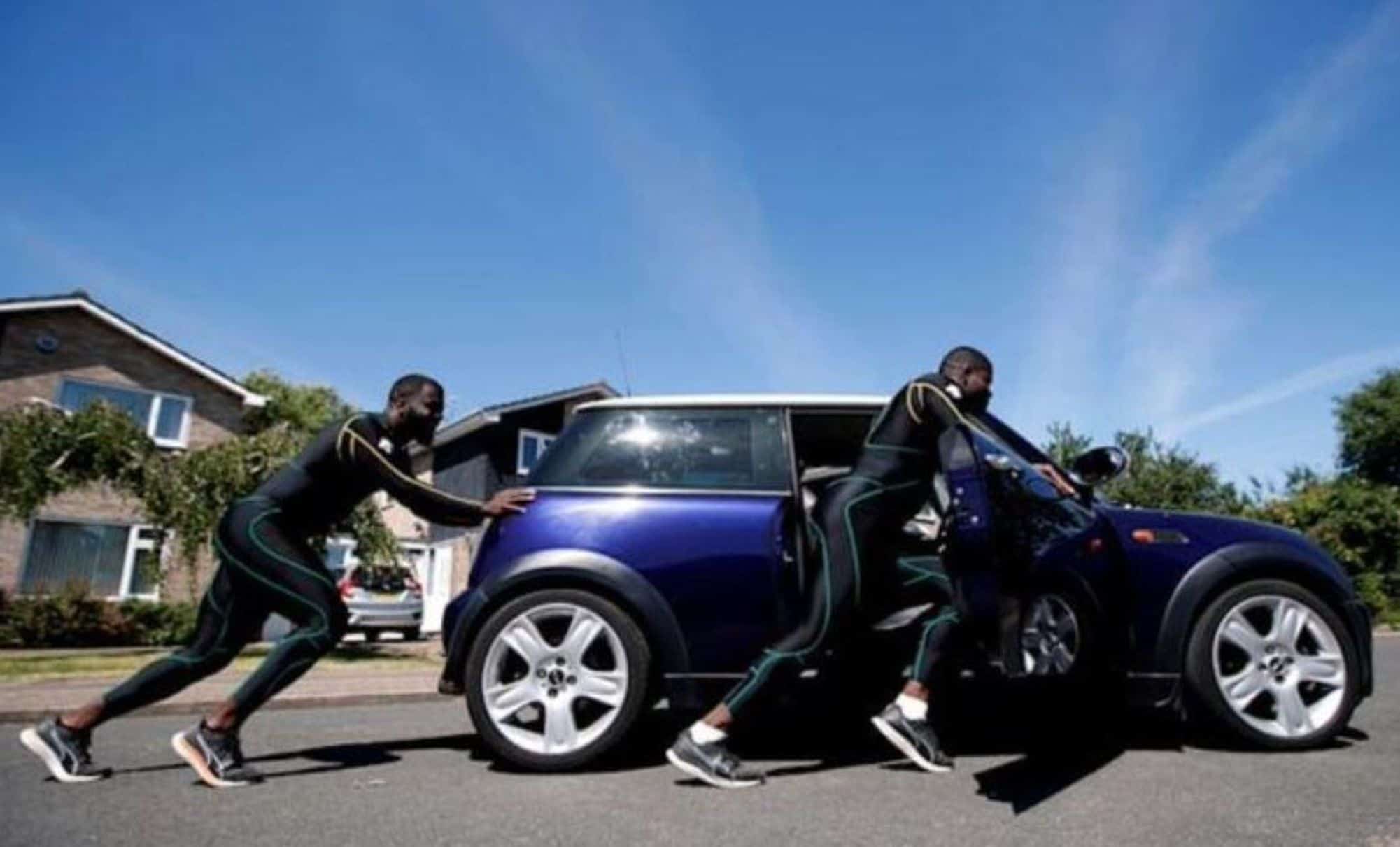 Le duo jamaïcain a décidé que la voiture de Stephens, une Mini Cooper, deviendrait leur outil de travail.Reuters