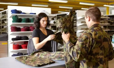 Collaboratrice du centre logistique à la remise des habits Un militaire reçoit sa tenue de camouflage 90 (T cam 90) CC BY-NC-ND