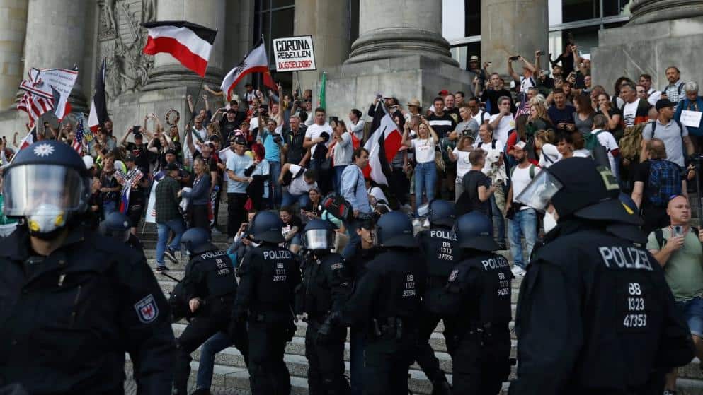 Protestler bei einer Demonstration vor dem Reichstagsgebäude Foto: CHRISTIAN MANG / Reuters