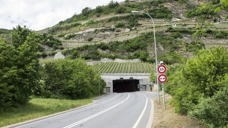 L'entrée du tunnel de Platta, bien intégrée dans le paysage. HÉLOÏSE MARET